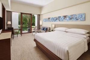 ein Hotelzimmer mit einem Bett und einem Schreibtisch in der Unterkunft Courtyard by Marriott Bali Nusa Dua Resort in Nusa Dua