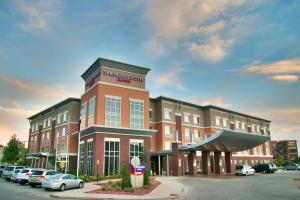 un gran edificio con coches estacionados en un estacionamiento en Springhill Suites by Marriott Pueblo Downtown en Pueblo