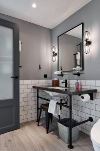 台中的住宿－Moxy Taichung，一间带水槽和镜子的浴室