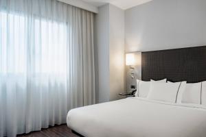 Ein Bett oder Betten in einem Zimmer der Unterkunft AC Hotel Algeciras by Marriott