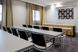 AC Hotel Algeciras by Marriott في الجزيرة الخضراء: قاعة اجتماعات مع طاولات وكراسي بيضاء