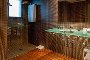 Ein Badezimmer in der Unterkunft AC Hotel Algeciras by Marriott
