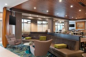 een lobby met een wachtruimte met een bank en stoelen bij SpringHill Suites by Marriott Cape Canaveral Cocoa Beach in Cape Canaveral