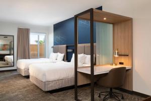 Postel nebo postele na pokoji v ubytování SpringHill Suites by Marriott Cape Canaveral Cocoa Beach
