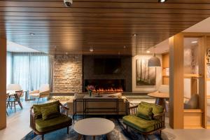 sala de estar con chimenea, mesa y sillas en Fairfield Inn & Suites by Marriott Philadelphia Valley Forge/Great Valley, en Berwyn