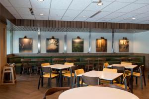 une salle à manger avec des tables, des chaises et des peintures murales dans l'établissement Fairfield Inn & Suites by Marriott Philadelphia Valley Forge/Great Valley, à Berwyn