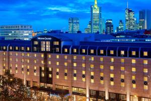 un edificio con skyline della città sullo sfondo di The Westin Grand Frankfurt a Francoforte sul Meno