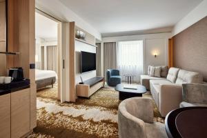 Uma TV ou centro de entretenimento em The Westin Grand Frankfurt