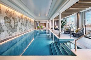 A piscina localizada em The Westin Grand Frankfurt ou nos arredores