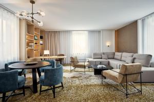 Uma área de estar em The Westin Grand Frankfurt