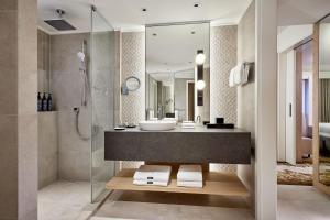 Um banheiro em The Westin Grand Frankfurt