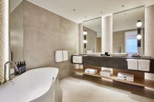 Um banheiro em The Westin Grand Frankfurt