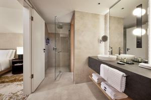 Um banheiro em The Westin Grand Frankfurt