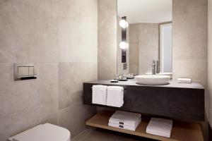Um banheiro em The Westin Grand Frankfurt