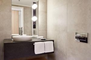 Um banheiro em The Westin Grand Frankfurt