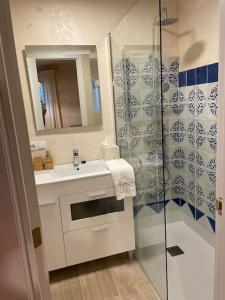 y baño con lavabo y ducha. en Maravilloso apartamento en primera línea de playa., en Torreguadiaro