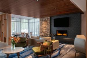 a lobby with a living room with a fireplace at Fairfield by Marriott Inn & Suites Lebanon Near Expo Center in Lebanon