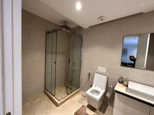 Un baño con ducha, inodoro y lavabo. en MODERNE, LUXUEUX et FRONT DE MER, en Tánger