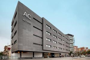 AC Hotel Sants, a Marriott Lifestyle Hotel في برشلونة: مبنى aania على جانبه