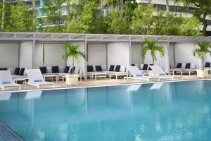 una piscina con tumbonas y un hotel en Courtyard Miami Coconut Grove, en Miami