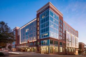 un grand bâtiment dans une rue avec un feu de circulation dans l'établissement SpringHill Suites by Marriott Greenville Downtown, à Greenville