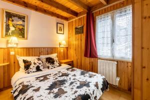 ボルケール・ピレネー 2000にあるChalet les Lupins Bleus au pied des pistes Font-Romeu Pyrénées 2000のベッドと窓のある寝室 +11枚の写真