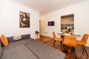 a living room with a couch and a table at [Covent Garden-British Museum] Apartment London in London