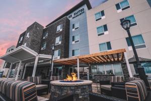 a hotel with a fire pit in front of a building at TownePlace Suites by Marriott Toledo Oregon in Oregon