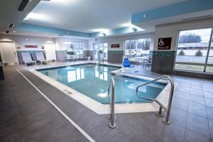 duży basen w pokoju hotelowym w obiekcie TownePlace Suites by Marriott Toledo Oregon w mieście Oregon