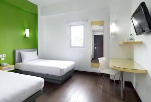 Tempat tidur dalam kamar di Amaris Hotel Bekasi Barat