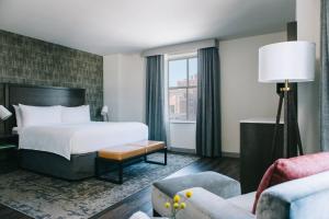 Habitación de hotel con cama y sofá en Marriott St. Louis Grand, en Saint Louis