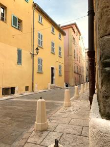 una calle vacía con conos de tráfico blancos en un callejón en Maison Saint-Tropez, en Saint-Tropez