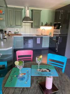 Küche/Küchenzeile in der Unterkunft Apartment mit romantischem Garten an der Märchenstraße!