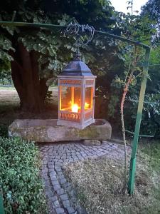 eine Laterne, die von einer Stange im Garten hängt in der Unterkunft Apartment mit romantischem Garten an der Märchenstraße! in Reinhardshagen
