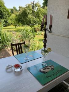 - une table avec deux verres et un livre dans l'établissement Apartment mit romantischem Garten an der Märchenstraße!, à Reinhardshagen