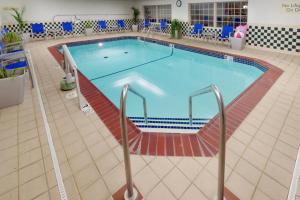 ein großer Pool in einem Hotelzimmer in der Unterkunft TownePlace Suites Joplin in Joplin