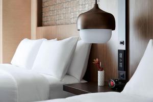 Postel nebo postele na pokoji v ubytování Chicago Marriott Southwest at Burr Ridge