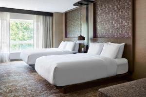 Llit o llits en una habitació de Chicago Marriott Southwest at Burr Ridge