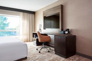 TV a/nebo společenská místnost v ubytování Chicago Marriott Southwest at Burr Ridge