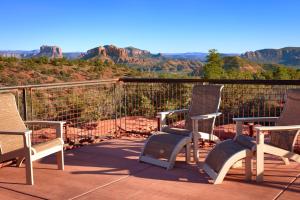 trois chaises assises sur une terrasse avec vue sur le grand canyon dans l'établissement Courtyard by Marriott Sedona, à Sedona
