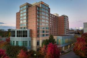 un alto edificio in mattoni con due di Nashville Marriott at Vanderbilt University a Nashville