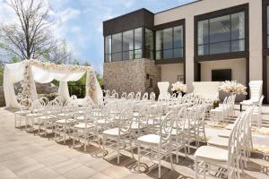 una fila de sillas blancas y un set para una boda en Courtyard by Marriott Toronto Mississauga/West en Mississauga