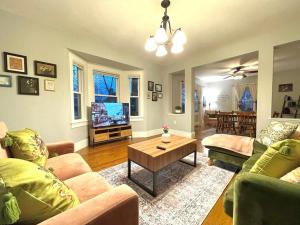 uma sala de estar com um sofá e uma mesa de centro em #23 ROOM IN THE HOUSE Newton-Wellesley Hospital 5 min walk away em Newton