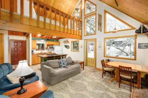 een woonkamer en een keuken met een gewelfd plafond bij Snowbird Chalet #5 in Girdwood
