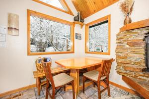 Fotografie z fotogalerie ubytování Snowbird Chalet #5 v destinaci Girdwood