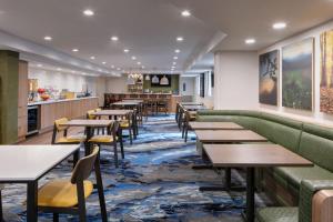 un restaurant avec des tables et des canapés et un bar dans l'établissement Fairfield Inn by Marriott JFK Airport, à Queens