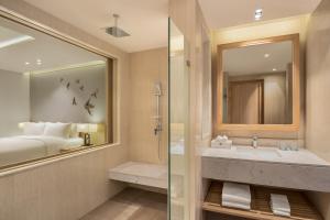 Ванная комната в Le Meridien Khao Lak Resort & Spa