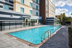 una piscina frente a un edificio en Fairfield by Marriott Inn & Suites West Palm Beach, en West Palm Beach