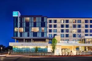 un edificio con un cartel en el costado en AC by Marriott Hotel Huntsville Downtown en Huntsville