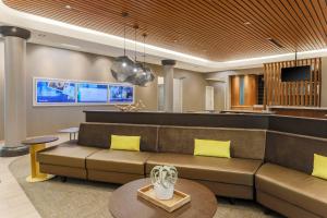 ein Wohnzimmer mit einem Sofa und einem Tisch in der Unterkunft SpringHill Suites by Marriott Tallahassee North in Tallahassee